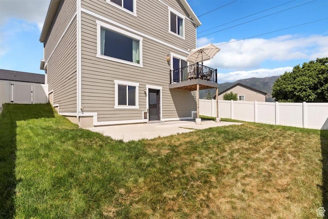 1010 E Bigelow Ave, Layton, UT 84040 - back of property with a patio area