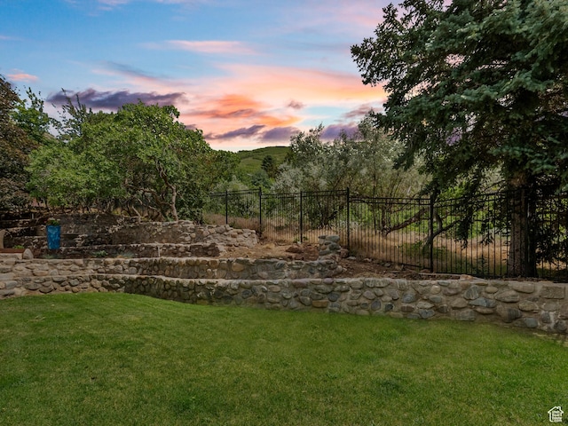 2842 E Oakbrook Cir, Salt Lake City, UT 84108 - view of yard at dusk