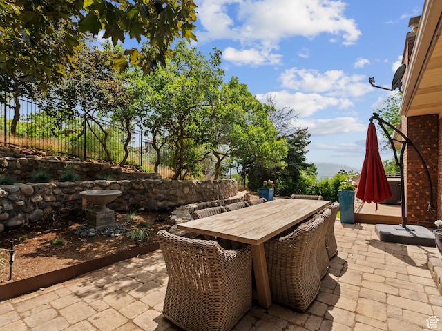 2842 E Oakbrook Cir, Salt Lake City, UT 84108 - view of patio with outdoor dining area