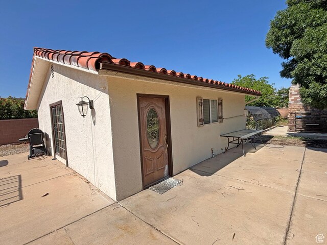 289 W Count Fleet Rd, St George, UT 84790 - entrance to property with a patio area, stucco siding, and a tiled roof