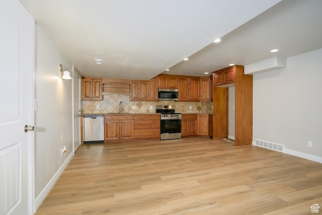 1103 Vista Dr, Santaquin, UT 84655 - kitchen featuring stainless steel appliances, decorative backsplash, light wood-style floors, recessed lighting, and brown cabinetry