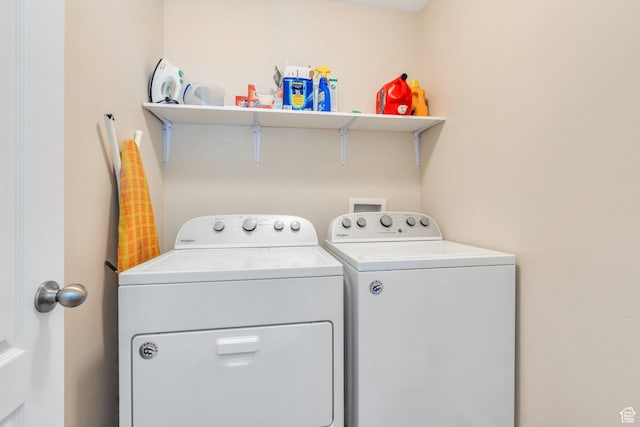 2459 E Ox Yoke Dr S, Eagle Mountain, UT 84005 - laundry room featuring washing machine and clothes dryer