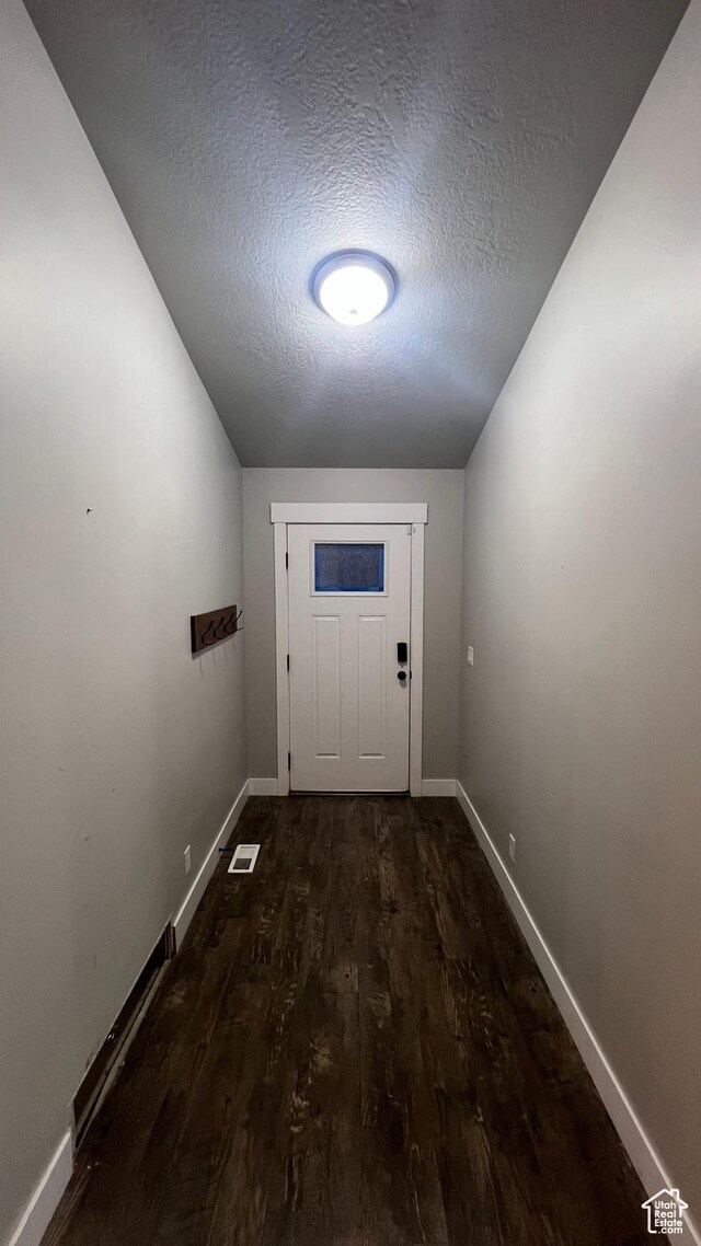 539 S Chan Dr, Grantsville, UT 84029 - entryway featuring a textured ceiling and wood finished floors