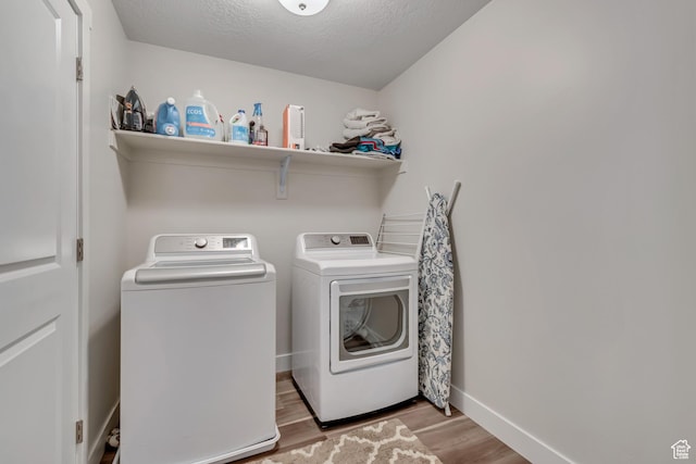 940 N Center St, Santaquin, UT 84655 - washroom featuring washing machine and clothes dryer, light wood-style flooring, and a textured ceiling