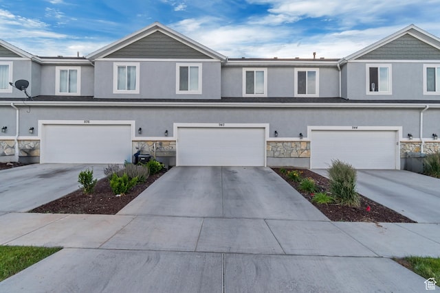 940 N Center St, Santaquin, UT 84655 - view of front facade featuring stucco siding, an attached garage, and stone siding