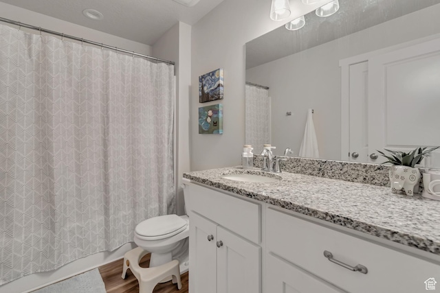 940 N Center St, Santaquin, UT 84655 - full bath featuring vanity, shower / bath combo, and wood finished floors