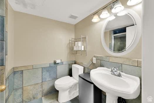 426 S 1000 E Unit 707, Salt Lake City, UT 84102 - bathroom featuring tile walls and wainscoting