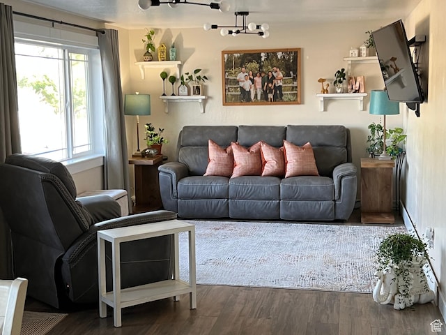 696 S 100 E, Roosevelt, UT 84066 - living area featuring wood finished floors and a chandelier