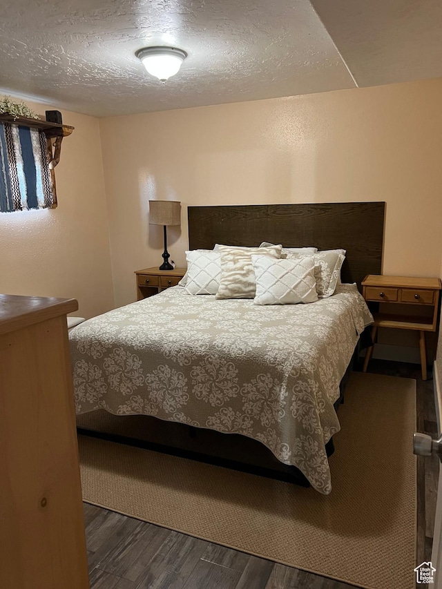 696 S 100 E, Roosevelt, UT 84066 - bedroom featuring wood finished floors and a textured ceiling