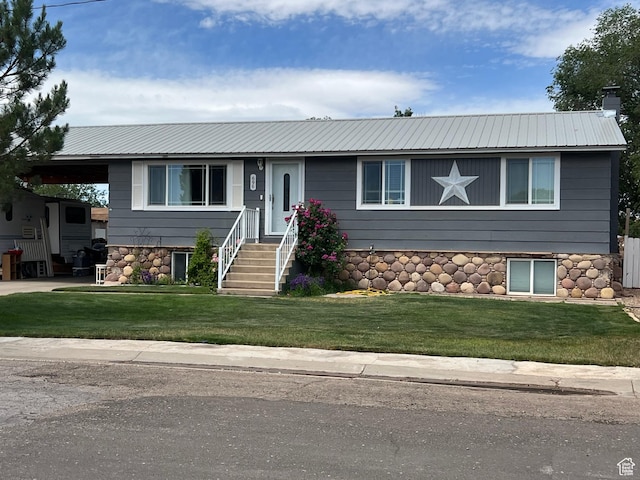 696 S 100 E, Roosevelt, UT 84066 - view of front facade featuring a metal roof and a front yard