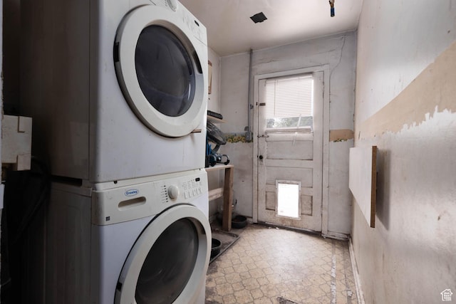 199 S 200 E, Richfield, UT 84701 - laundry room featuring stacked washer / dryer