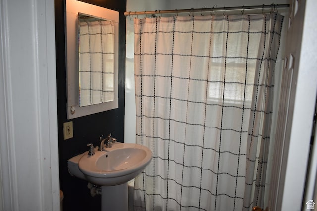 179 S 6th St E, Tooele, UT 84074 - bathroom with a shower with shower curtain and a sink