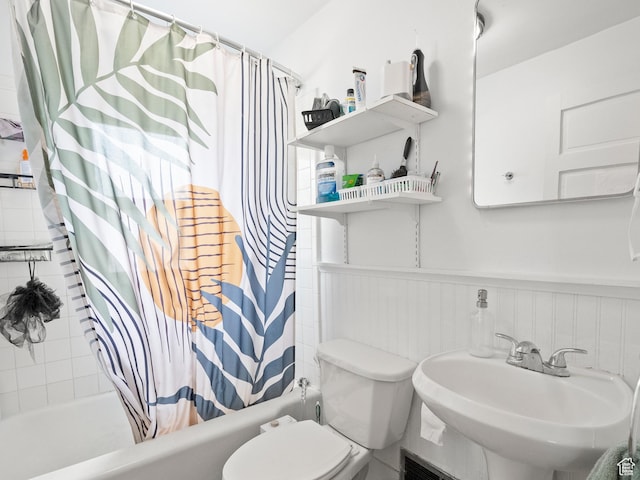 509 E 800 S, Salt Lake City, UT 84102 - full bath featuring shower / bathtub combination with curtain and a wainscoted wall