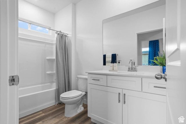 1465 S Staircase Way Unit 4065, Washington, UT 84780 - full bath with wood finished floors, vanity, shower / bath combo, and plenty of natural light