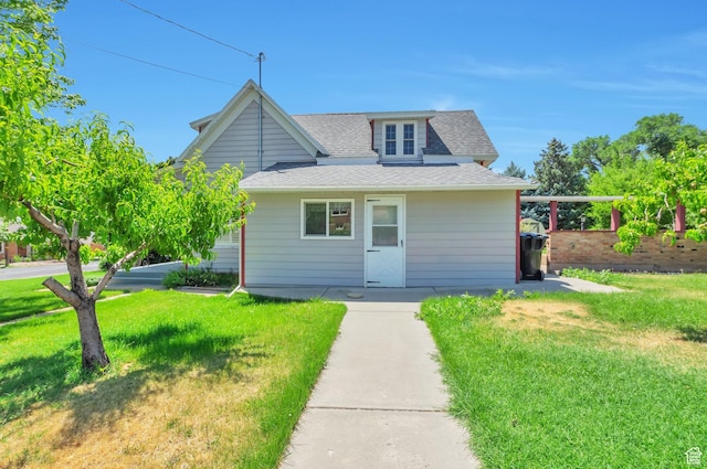 648 E 2550 N, North Ogden, UT 84414 - bungalow-style home with roof with shingles and a front lawn