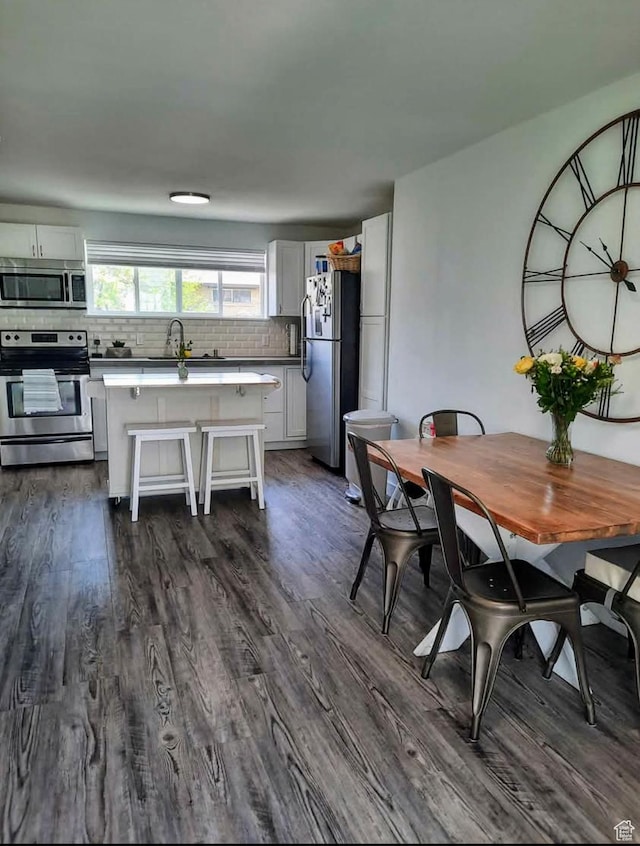 1018 E 40 N, Springville, UT 84663 - dining space featuring dark wood finished floors