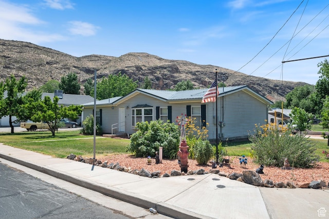 10 E 200 N, La Verkin, UT 84745 - ranch-style home with a front lawn and a mountain view