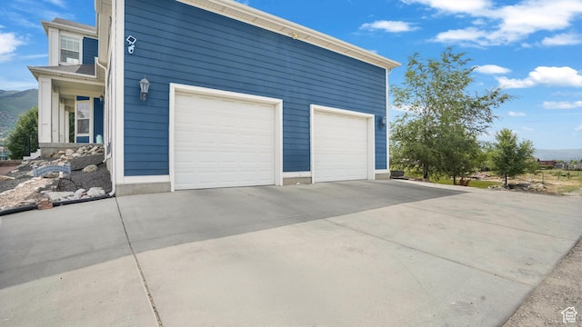 721 W Glovers Ln, Farmington, UT 84025 - garage featuring a mountain view