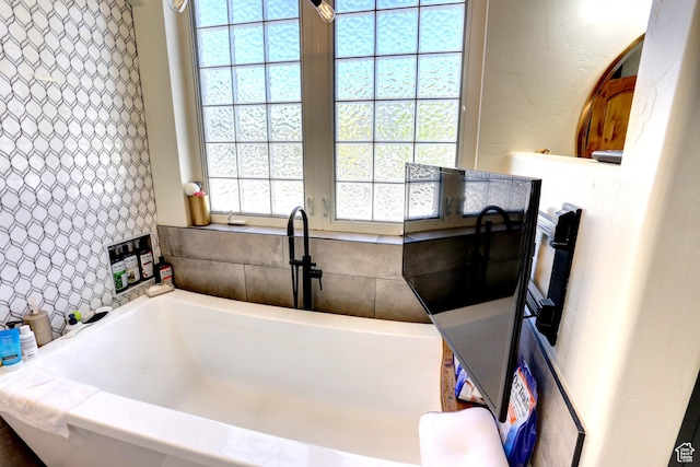 1767 S 800 W, Mapleton, UT 84664 - bathroom featuring a bath and healthy amount of natural light