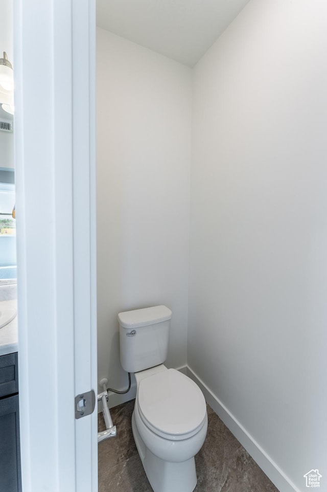 8333 S Iris Lumi Ln W Unit Q304, Midvale, UT 84047 - bathroom with toilet and baseboards