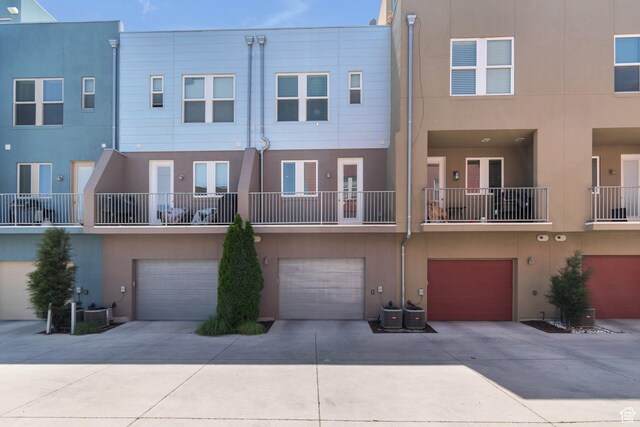 11463 S Lake Run Rd W, South Jordan, UT 84009 - back of house with stucco siding, an attached garage, and driveway