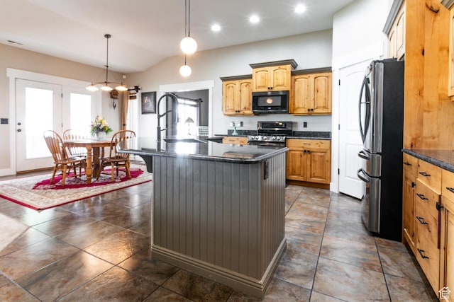 191 W Ranch Rd, Farmington, UT 84025 - kitchen featuring stainless steel appliances, an island with sink, vaulted ceiling, pendant lighting, and recessed lighting