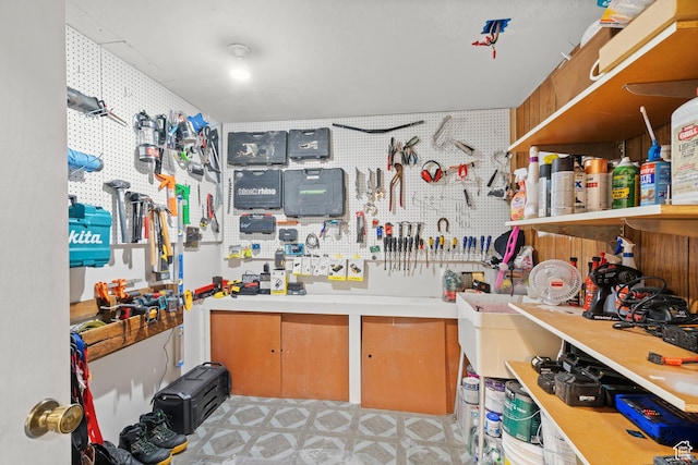 958 N Main St W, Farmington, UT 84025 - interior space featuring a workshop area