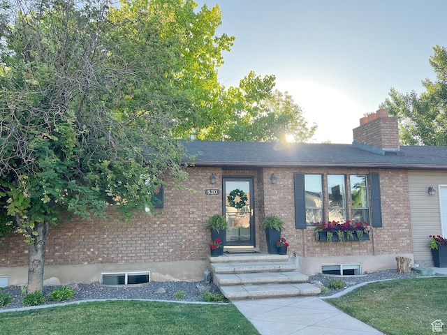 920 S 940 W, Richfield, UT 84701 - ranch-style home featuring brick siding, a chimney, and a front yard