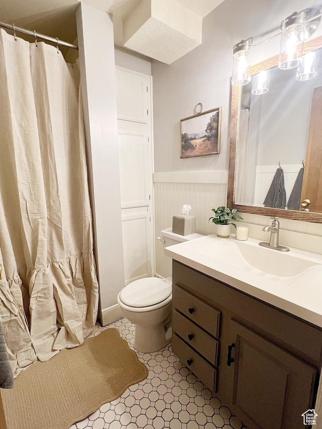920 S 940 W, Richfield, UT 84701 - full bathroom with a wainscoted wall, vanity, and curtained shower