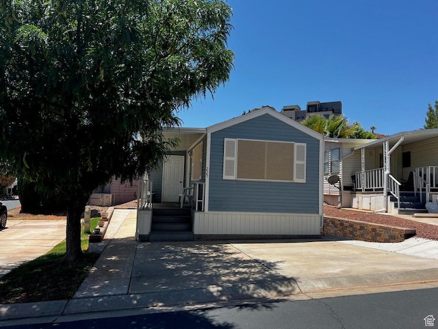 840 N Twin Lakes Dr Unit 225, St George, UT 84770 - manufactured / mobile home with a porch