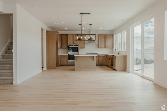 189 N Woodrun Way Unit 131, Saratoga Springs, UT 84045 - kitchen featuring light wood finished floors, stainless steel appliances, plenty of natural light, tasteful backsplash, and recessed lighting