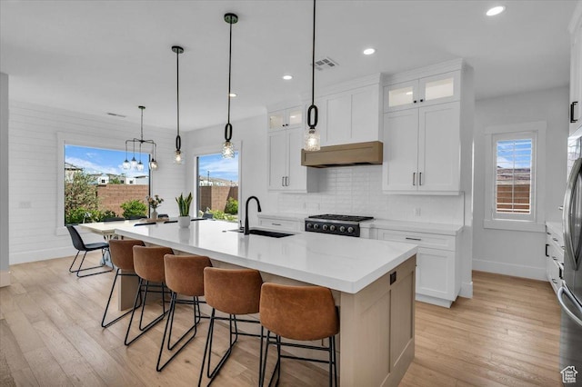 529 E 4290 S, Washington, UT 84780 - kitchen featuring tasteful backsplash, light countertops, healthy amount of natural light, recessed lighting, and light wood-type flooring