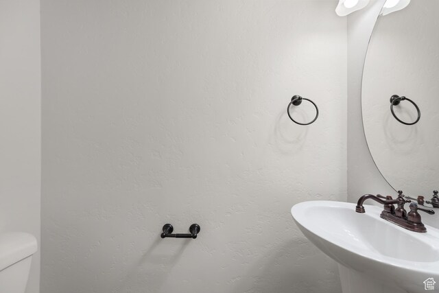 15337 S Eagle Crest Dr E, Draper, UT 84020 - half bathroom featuring a sink and toilet