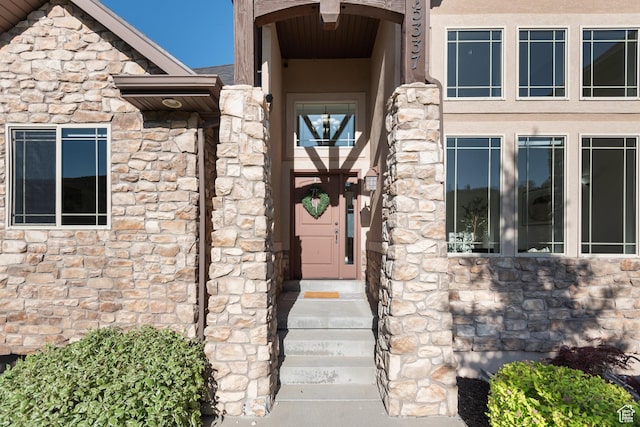 15337 S Eagle Crest Dr E, Draper, UT 84020 - entrance to property with stone siding and stucco siding