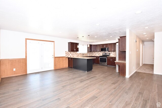 686 E 400 N, Lehi, UT 84043 - kitchen with stainless steel appliances, light wood-style flooring, light countertops, a peninsula, and recessed lighting