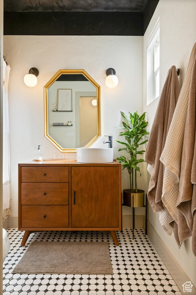 922 S 400 E, Salt Lake City, UT 84111 - full bath featuring vanity and tile patterned floors