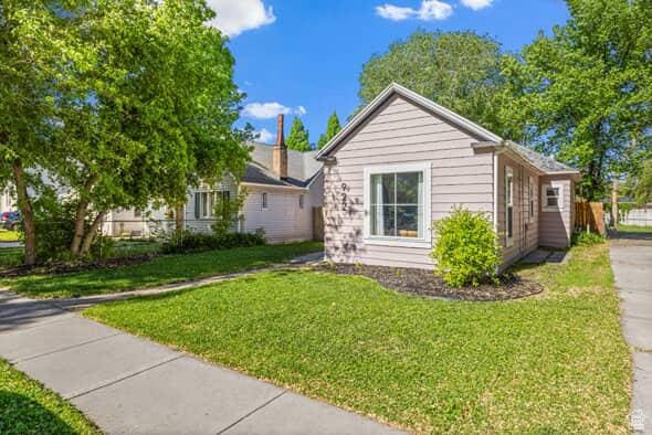 922 S 400 E, Salt Lake City, UT 84111 - view of front of home featuring a front lawn