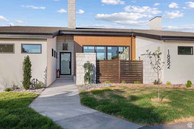 1882 N Main St, Mapleton, UT 84664 - view of front of property featuring a chimney, roof with shingles, and a front yard