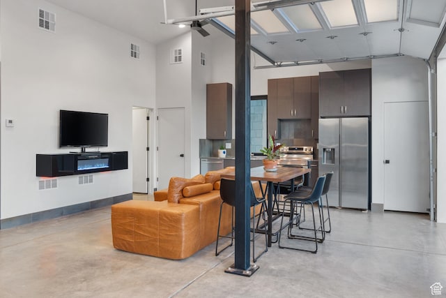 1882 N Main St, Mapleton, UT 84664 - living area with concrete flooring and a high ceiling