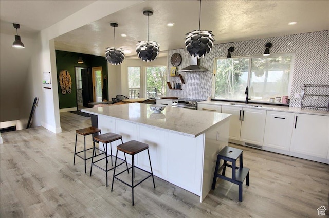 2839 S Oakwood Dr, Bountiful, UT 84010 - kitchen featuring a breakfast bar area, light wood finished floors, recessed lighting, and a center island