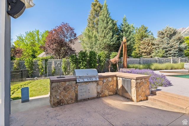 6273 S Oakcrest Cir, Holladay, UT 84121 - fenced backyard featuring an outdoor kitchen and a patio
