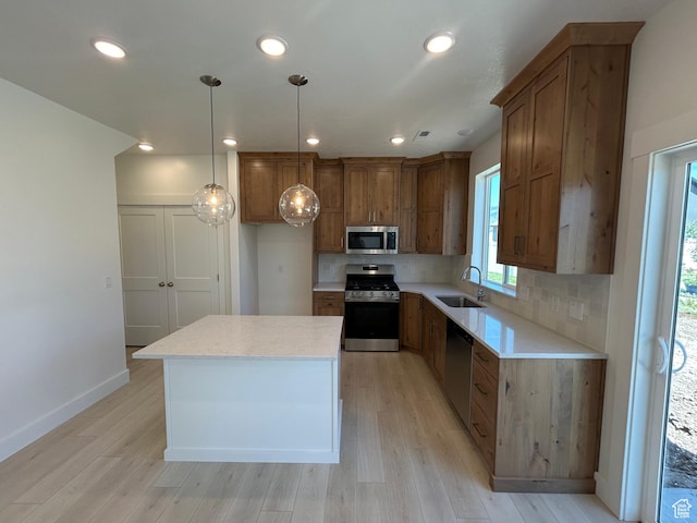 564 N 800 W, Smithfield, UT 84335 - kitchen featuring stainless steel appliances, tasteful backsplash, light wood finished floors, brown cabinetry, and recessed lighting