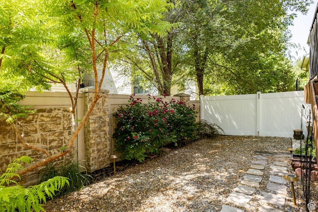 7902 S Farm House Ln E, Midvale, UT 84047 - view of yard