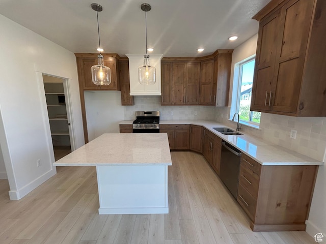 556 N 800 W, Smithfield, UT 84335 - kitchen with stainless steel appliances, a kitchen island, backsplash, light wood finished floors, and recessed lighting