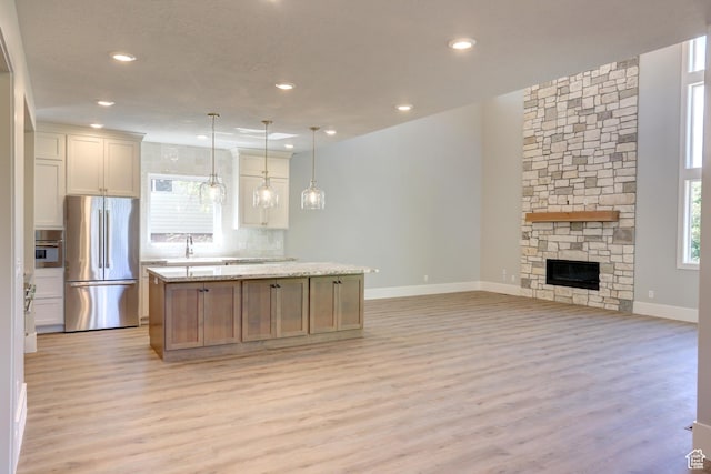 435 E Maple St, Mapleton, UT 84664 - kitchen featuring freestanding refrigerator, light wood finished floors, backsplash, open floor plan, and recessed lighting