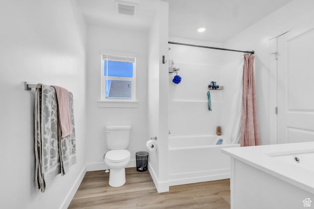 631 W 550 N, Smithfield, UT 84335 - full bath featuring shower / bath combo, wood finished floors, and vanity