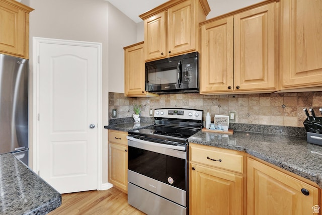 923 E Absaroka Ct S, Draper, UT 84020 - kitchen featuring stainless steel appliances, light wood-style flooring, light brown cabinets, and backsplash