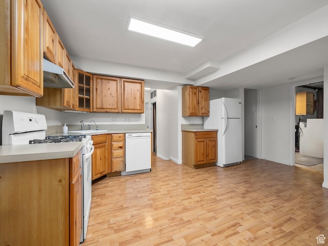 550 S 700 W, Payson, UT 84651 - kitchen featuring white appliances, under cabinet range hood, light wood-style flooring, and light countertops
