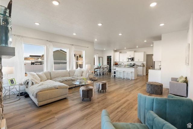 585 W 20 N, Hyrum, UT 84319 - living area with recessed lighting and light wood-style flooring