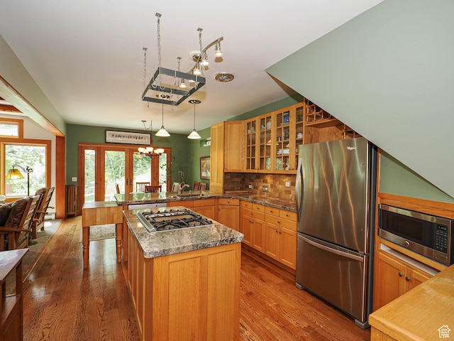 2137 N Pinecrest Canyon Rd Unit 35, Emigration Canyon, UT 84108 - kitchen with stainless steel appliances, a chandelier, dark wood finished floors, and a peninsula
